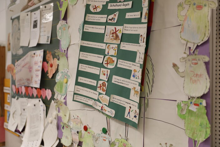Nutzung der Tafel in der Grundschule, Montessori Umgang mit Schulhund