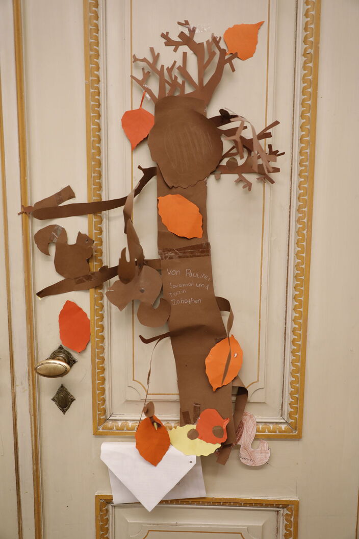 Eichhörnchenklasse gebastelter Baum mit Eichhörnchen