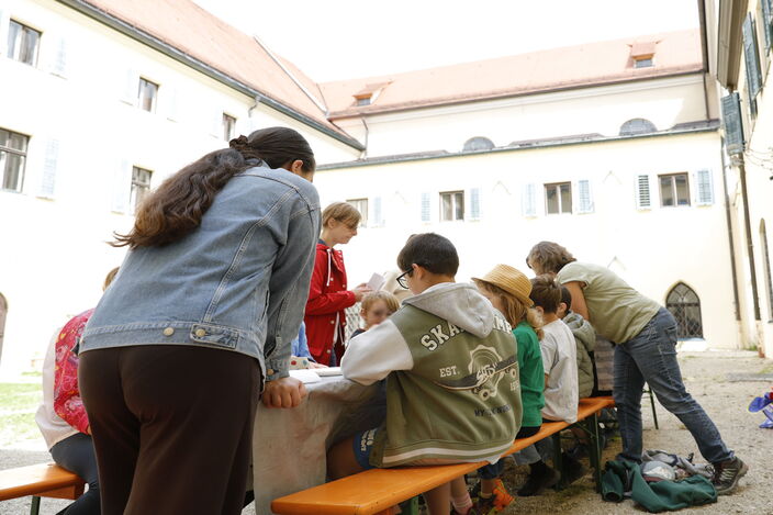 Grundschule malen mit Pflanzenfarben im Innenhof