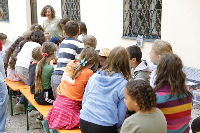Grundschule Malen mit Pflanzenfarben im Innenhof