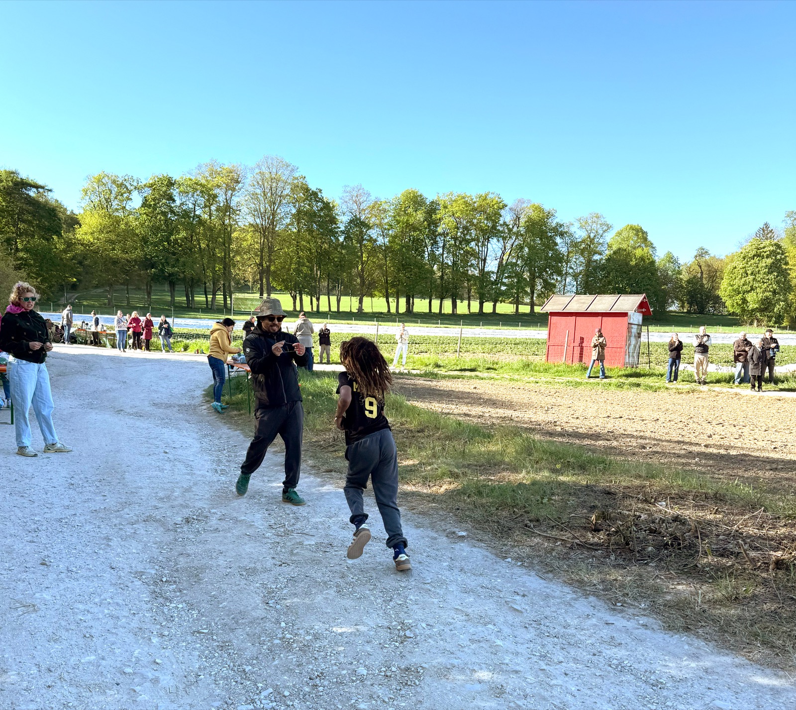 Schülerinnen und Schüler beim Spendenlauf entlang der Felder in Prüfening